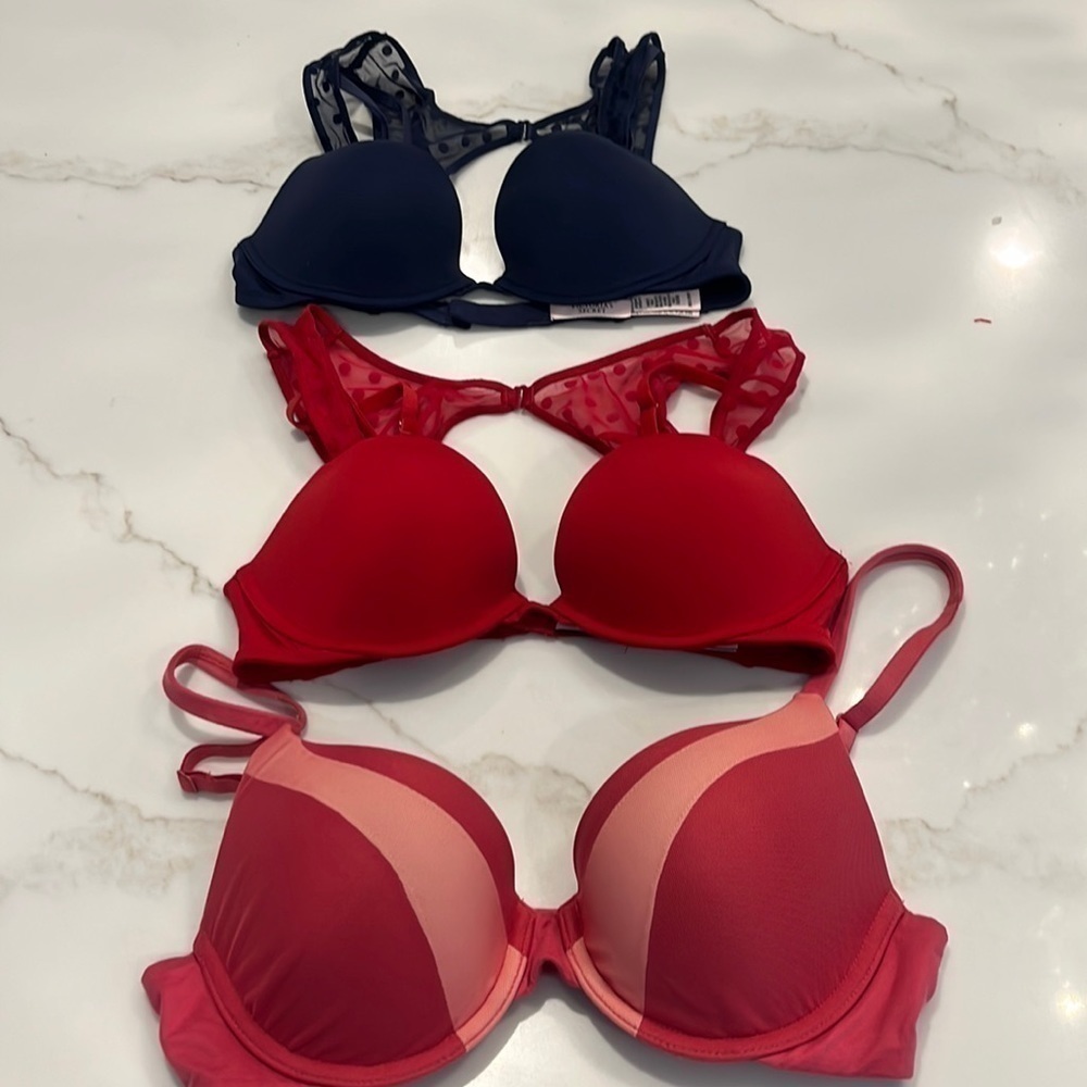 VICTORIA’S Secret bras set of 3 all size 32C fantastic condition padded plunge